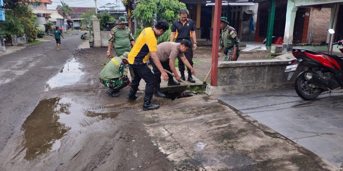 Forkopimka Krembung Ajak Warga Kerja Bakti Antisipasi Dampak Cuaca Ekstrem