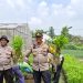 Polsek Balongbendo Bersama Warga Panen Kangkung dari Lahan Desa Bakungtemenggungan