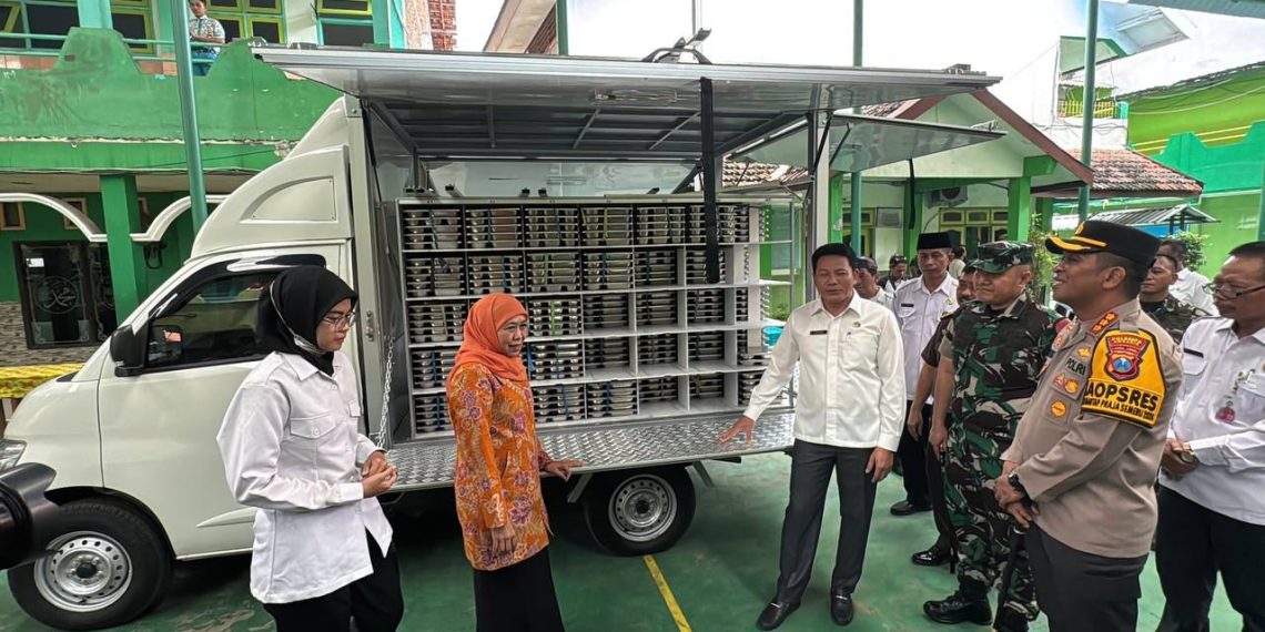 Plt Bupati Sidoarjo Subandi Dan Gubernur Terpilih Jawa Timur Khofifah Tinjau Pelaksanaan Makan Bergizi Gratis SMPN 1 Candi