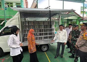 Plt Bupati Sidoarjo Subandi Dan Gubernur Terpilih Jawa Timur Khofifah Tinjau Pelaksanaan Makan Bergizi Gratis SMPN 1 Candi