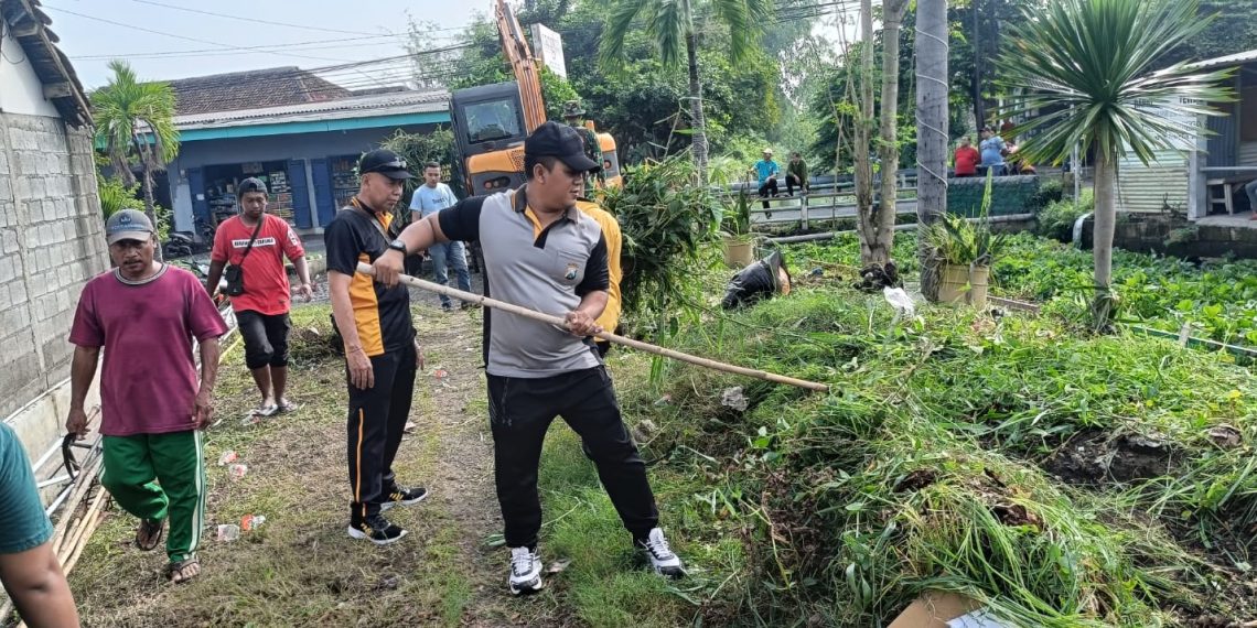 Forkopimka Porong dan Warga Desa Kedungsolo Gotong Royong Jumat Bersih
