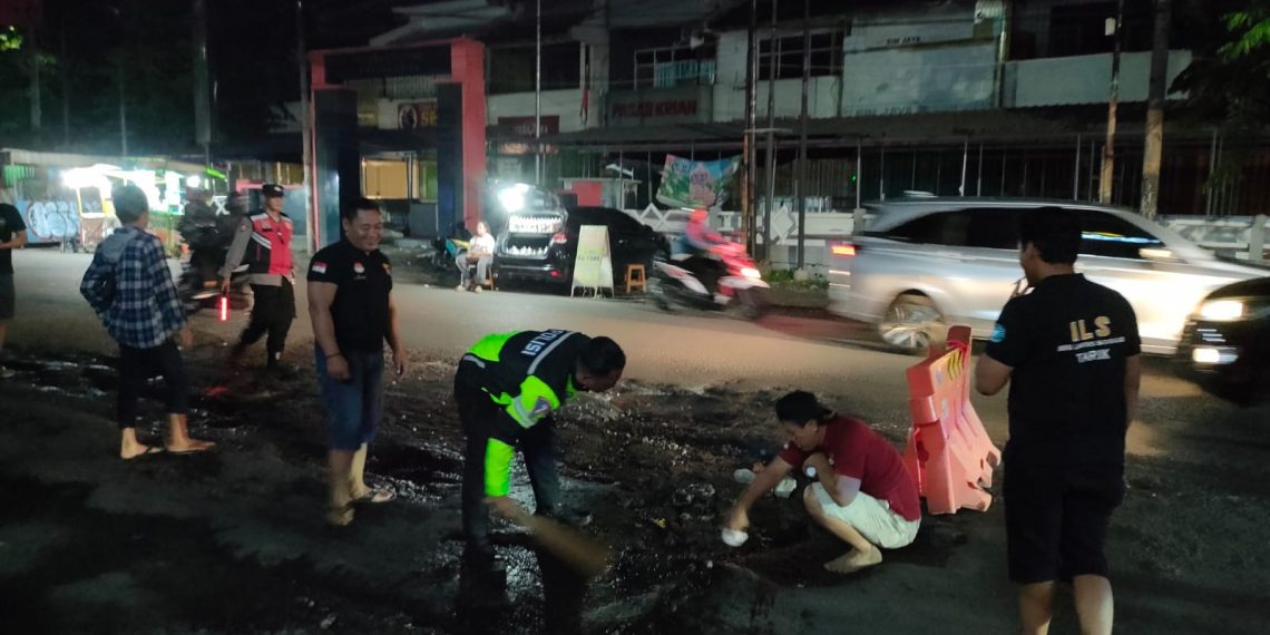 Peduli Keselamatan Pengendara, Polsek Krian dan Relawan Bersatu Tambal Jalan Rusak
