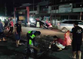 Peduli Keselamatan Pengendara, Polsek Krian dan Relawan Bersatu Tambal Jalan Rusak