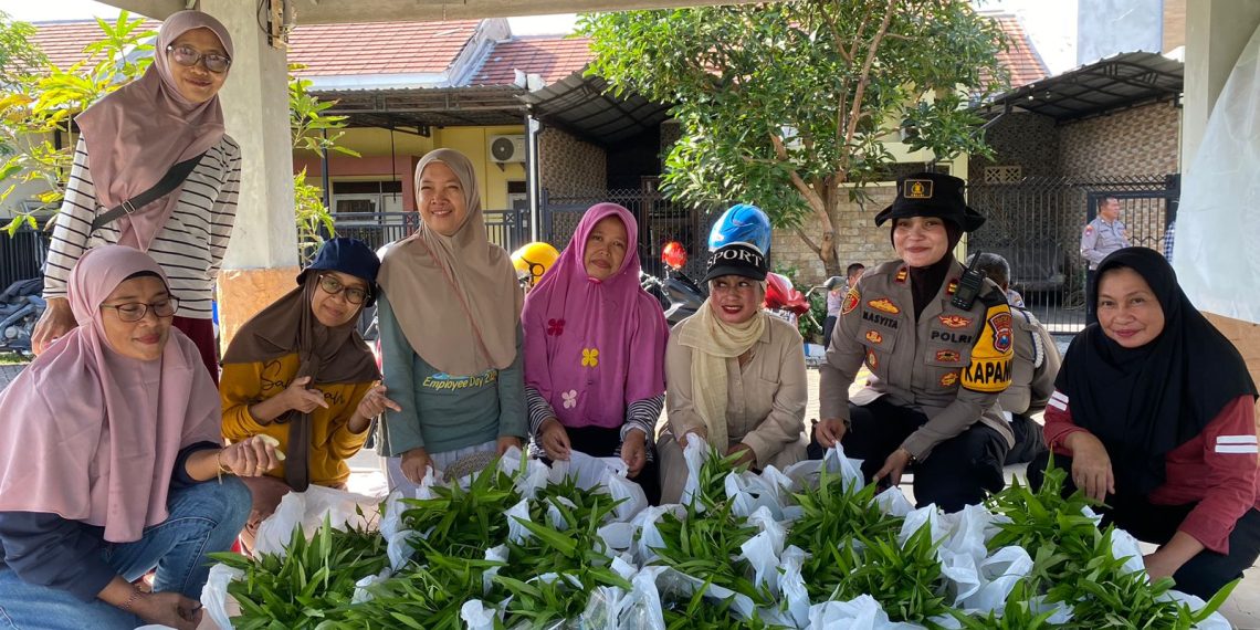 Polsek Sedati Bersama Warga Swan Regency Buncitan Panen Perdana Ketahanan Pangan