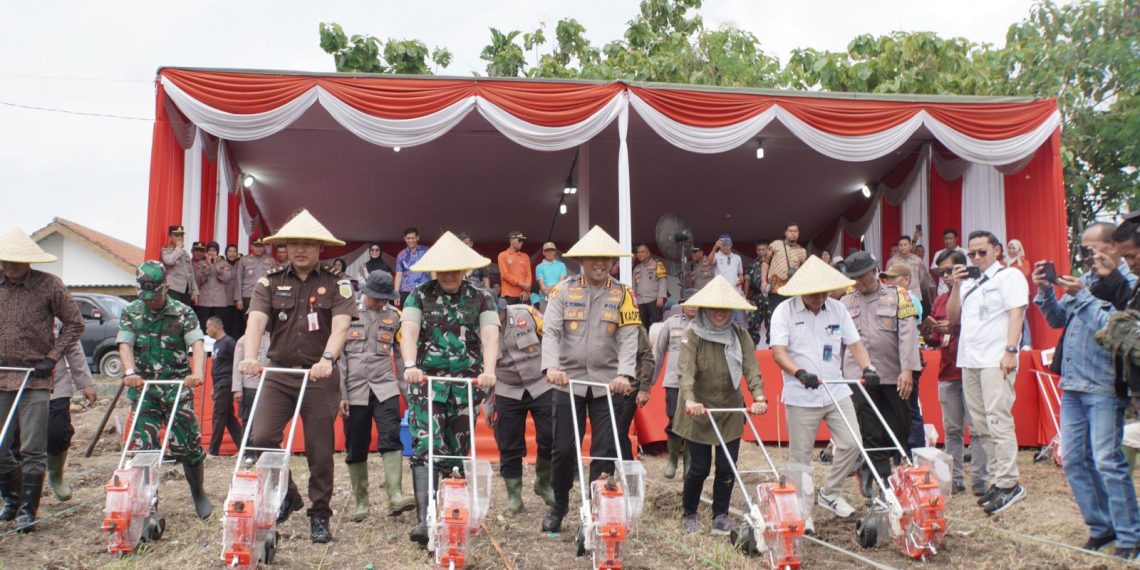 Polresta Sidoarjo Tanam Jagung Serentak Satu Juta Hektare Lahan di Desa Bakungtemenggungan