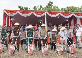 Polresta Sidoarjo Tanam Jagung Serentak Satu Juta Hektare Lahan di Desa Bakungtemenggungan