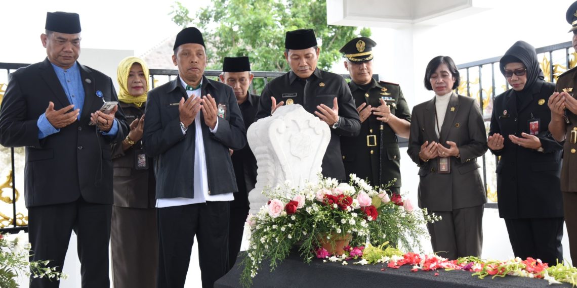 Peringati Harjasda Ke-166, Plt Bupati Subandi Ziarah ke Makam Mantan Bupati Sidoarjo