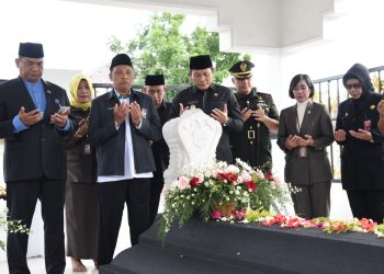 Peringati Harjasda Ke-166, Plt Bupati Subandi Ziarah ke Makam Mantan Bupati Sidoarjo