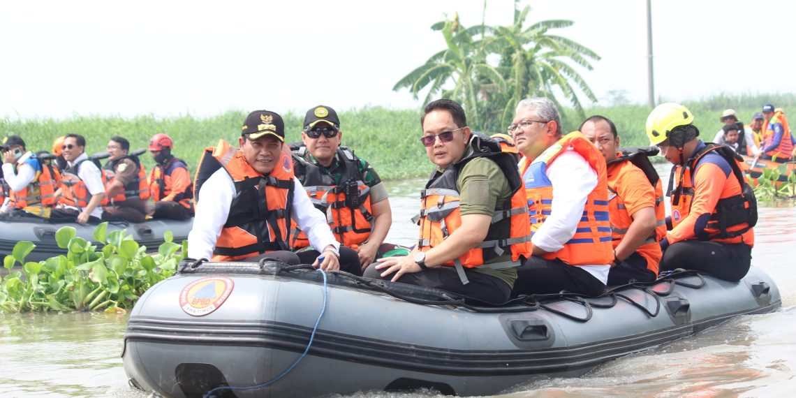 Plt Bupati Sidoarjo Subandi Bersama Pj Gubernur Jatim Susuri Sungai Mbah Gepuk untuk Atasi Banjir di Candi