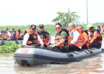 Plt Bupati Sidoarjo Subandi Bersama Pj Gubernur Jatim Susuri Sungai Mbah Gepuk untuk Atasi Banjir di Candi