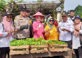 Polsek Taman bersama Warga Tanam Bibit Cabai dan Terong di Desa Sambibulu