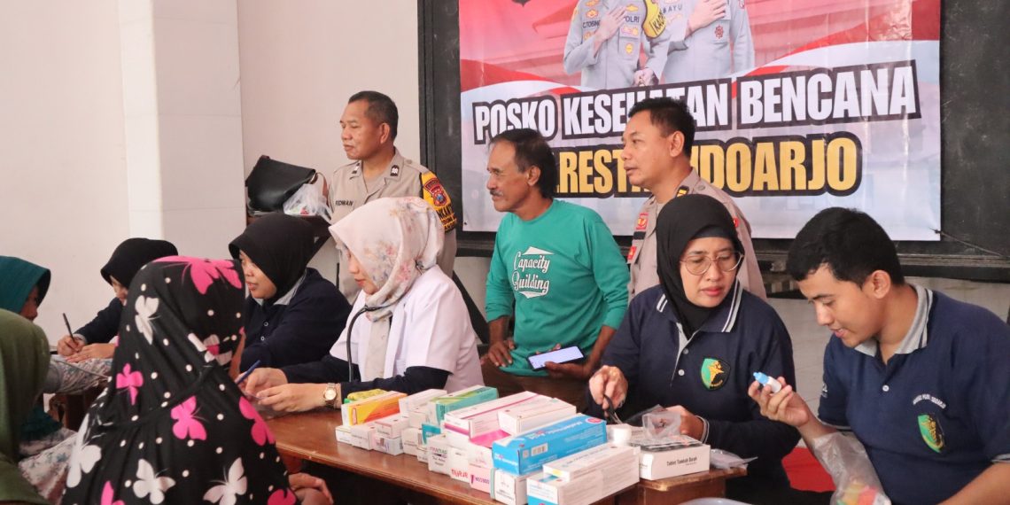 Polresta Sidoarjo Peduli Kesehatan Warga Terdampak Banjir Desa Kedungbanteng