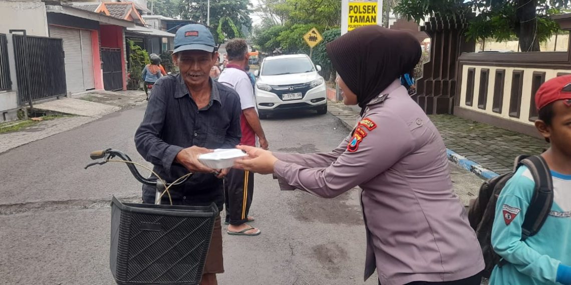 Polsek Taman Bagikan Makanan Gratis Jumat Berkah