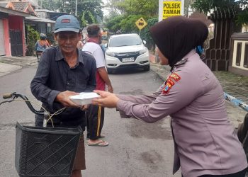 Polsek Taman Bagikan Makanan Gratis Jumat Berkah
