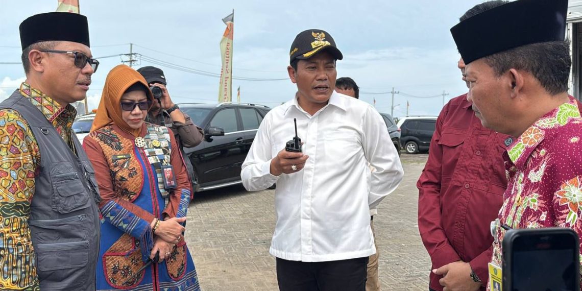 Plt Bupati Subandi Perintahkan Segera Perbaiki Jalan Rusak di Banjar Kemuning
