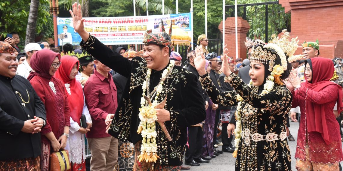 Warga Berebut Gunungan Sedekah Bumi Warnai Harjasda Sidoarjo ke-166