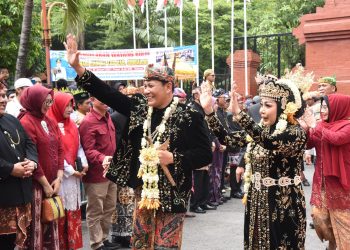 Warga Berebut Gunungan Sedekah Bumi Warnai Harjasda Sidoarjo ke-166