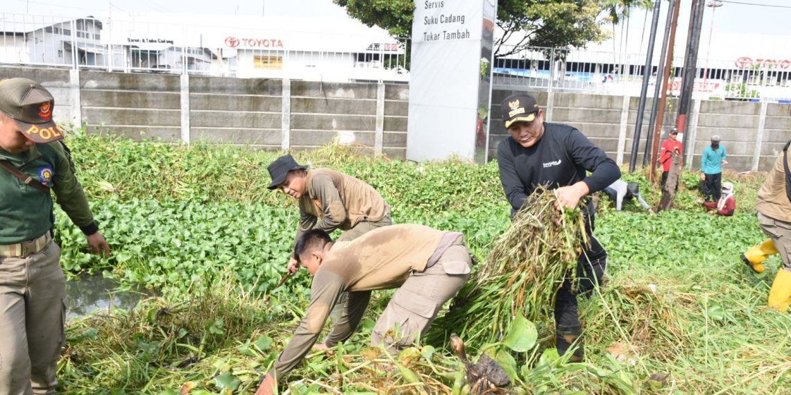 Plt Bupati Sidoarjo Subandi Pimpin Jihad Rawat Kali di Afvoer Bulubendo, Gedangan
