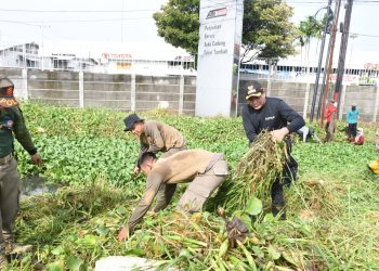 Plt Bupati Sidoarjo Subandi Pimpin Jihad Rawat Kali di Afvoer Bulubendo, Gedangan