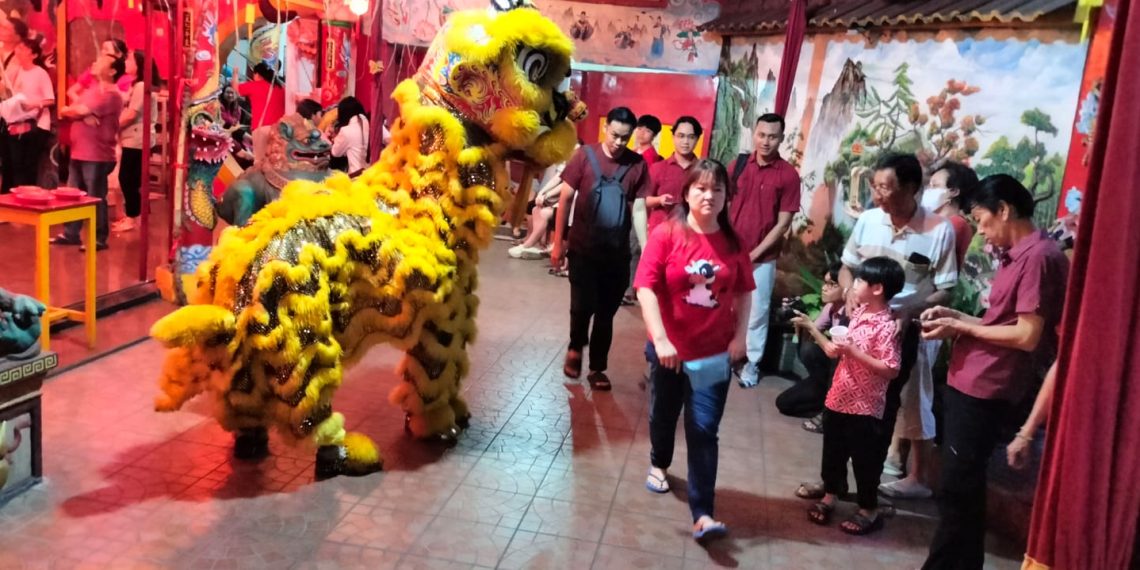 Polsek Bersama Koramil Krian Amankan Ibadah Imlek di Klenteng Tri Dharma Teng Swie Bio