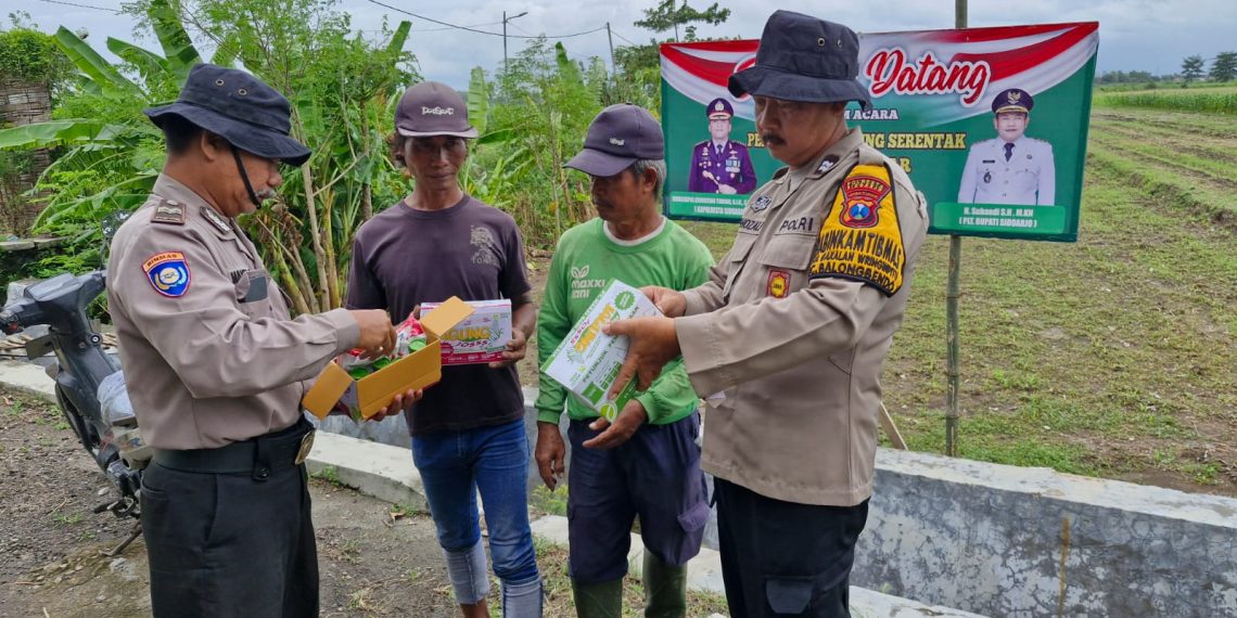 Polsek Balongbendo Serahkan Pupuk untuk Tanaman Jagung ke Masyarakat