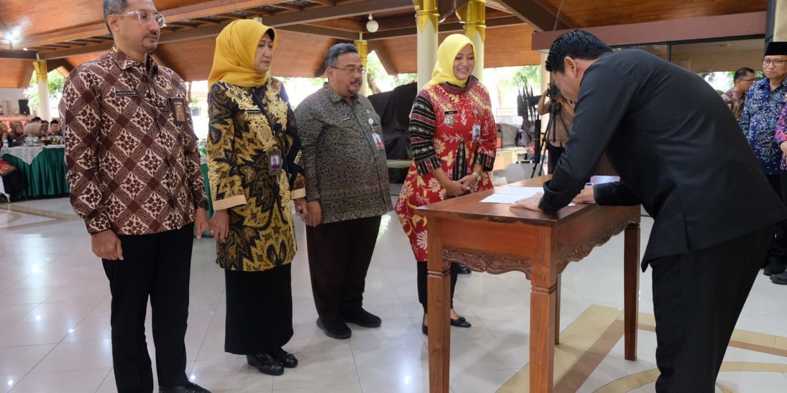 Plt Bupati Subandi Serahkan Penghargaan SAKIP dan IPP kepada Perangkat Daerah Terbaik