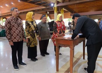 Plt Bupati Subandi Serahkan Penghargaan SAKIP dan IPP kepada Perangkat Daerah Terbaik