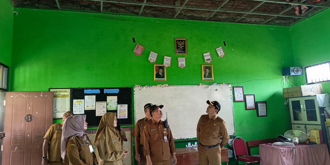 Plt Bupati Sidoarjo Subandi Langsung Perbaiki Dua Sekolah Rusak di Desa Sidodadi Candi