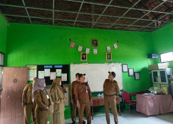 Plt Bupati Sidoarjo Subandi Langsung Perbaiki Dua Sekolah Rusak di Desa Sidodadi Candi