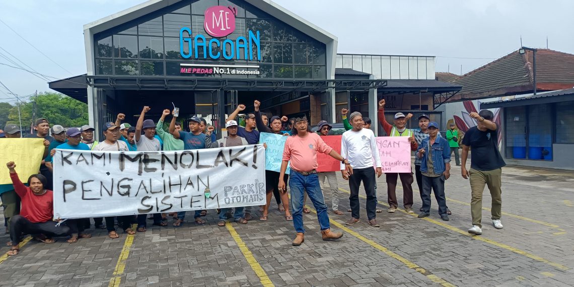 Kades dan Karang Taruna Demo Tolak Parkir Otomatis di Mie Gacoan Desa Gelam