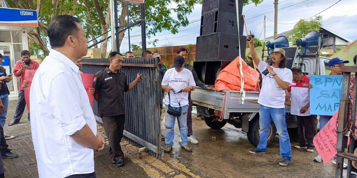 Puluhan Massa LIRA dan Warga Sidoarjo Geruduk BPN dan DPRD Sidoarjo Tuntut Pembatalan SHGB Laut