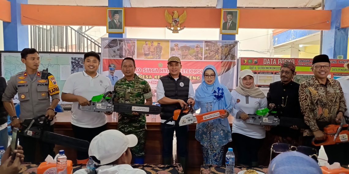 Bentuk Kepedulian, KADIN Sidoarjo Serahkan Bantuan ke Korban Banjir di Tanggulangin dan Candi