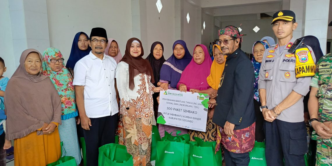 Bank BPR Delta Artha Bantu 500 Paket Sembako﻿ ke Warga Korban Banjir Tanggulangin