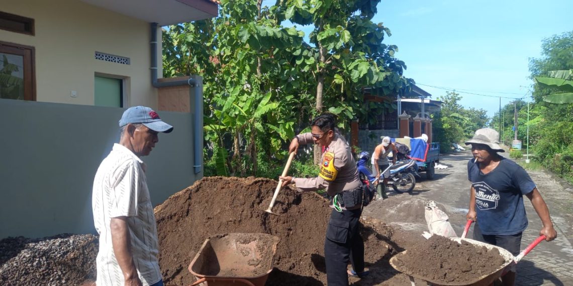 Anggota Polsek Krembung Kerja Bakti Bareng Warga Renovasi Mushola