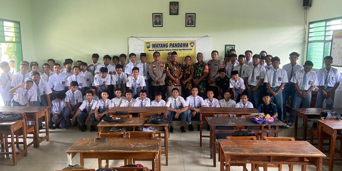 Wayang Pandawa Polsek Krembung Datangi Sekolah