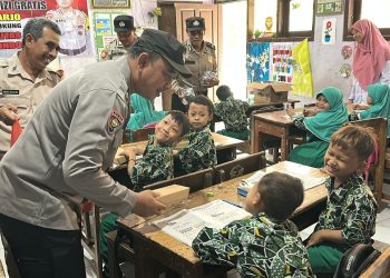 Polsek Sukodono Bagikan Makan Siang Bergizi di SDN 1 Jogosatru
