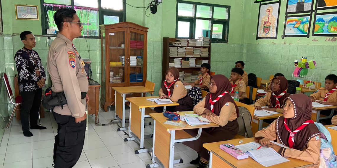 Kanit Binmas Polsek Krembung Edukasi Bahaya Perundungan ke Pelajar