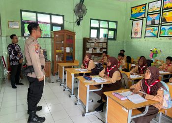 Kanit Binmas Polsek Krembung Edukasi Bahaya Perundungan ke Pelajar