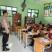 Kanit Binmas Polsek Krembung Edukasi Bahaya Perundungan ke Pelajar