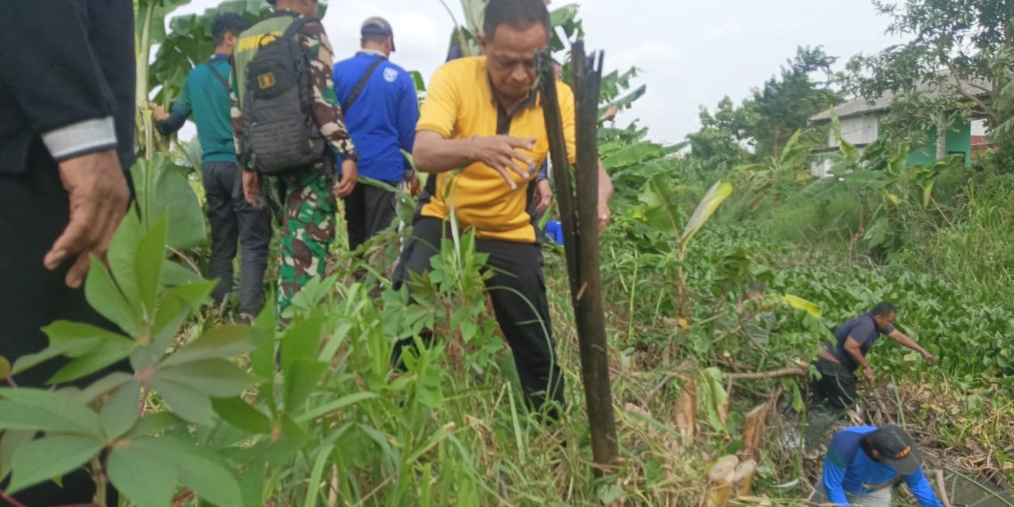 Gotong Royong Bersihkan Aliran Sungai Junwangi Krian