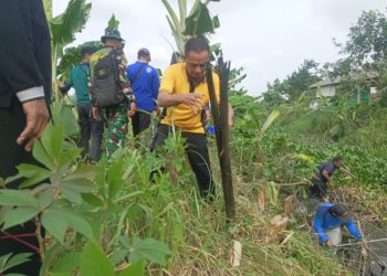 Gotong Royong Bersihkan Aliran Sungai Junwangi Krian