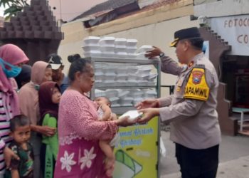 Polsek Taman Peduli dengan Bagikan Makanan Gratis