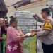 Polsek Taman Peduli dengan Bagikan Makanan Gratis