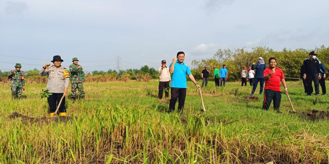 Kapolsek Tulangan Sinergi Bersih Lingkungan dan Tanam Pohon