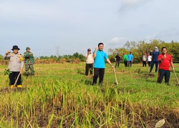 Kapolsek Tulangan Sinergi Bersih Lingkungan dan Tanam  Pohon