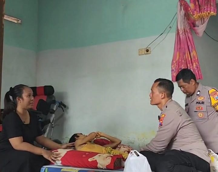 Bhabinkamtibmas Kebaron Tulangan Peduli Remaja Sakit Polio