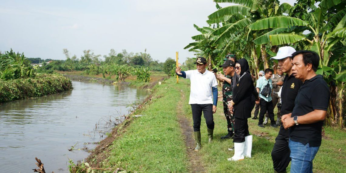 Pimpin Jihad Rawat Kali di Sungai Desa Klurak, Plt Bupati Subandi: Ini Bentuk Komitmen Bersama untuk Mencegah Banjir