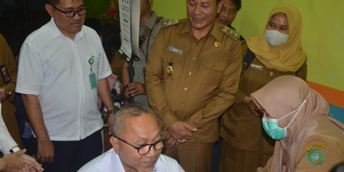 Plt Bupati Subandi Dampingi Menko Pangan Tinjau Program Cek Kesehatan Gratis di Sidoarjo