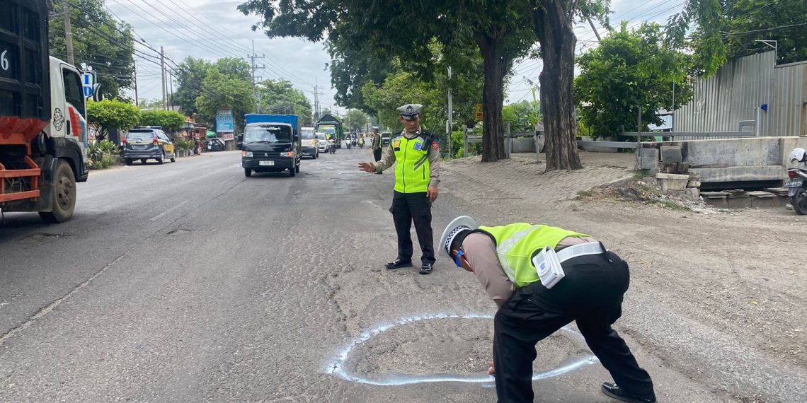 Peduli Keselamatan Berkendara, Polisi di Sidoarjo Berikan Tanda Jalan Berlubang