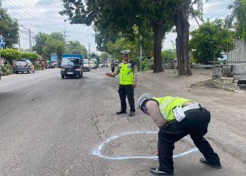 Peduli Keselamatan Berkendara, Polisi di Sidoarjo Berikan Tanda Jalan Berlubang